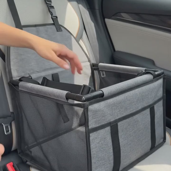 Instalacion del asiento elevado BuddyMutt: se pasa el amarre al cinturon y el perro viaja feliz